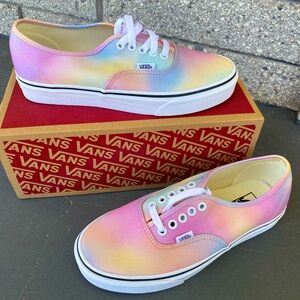 Vans Women's Low-top Sneaker, (Aura Shift) Multi/Tr Wht